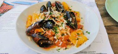 Lezzetli bir tabak Paccheri allo scoglio, yanında deniz ürünleri midyesi ve Ostia Roma 'da Percorino. Yüksek kalite fotoğraf