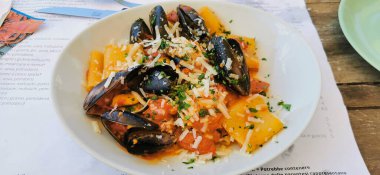 Lezzetli bir tabak Paccheri allo scoglio, yanında deniz ürünleri midyesi ve Ostia Roma 'da Percorino. Yüksek kalite fotoğraf