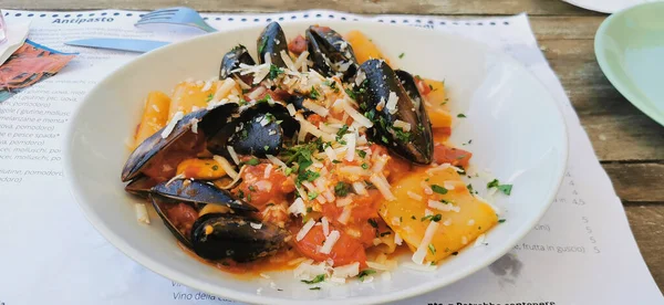 Lezzetli bir tabak Paccheri allo scoglio, yanında deniz ürünleri midyesi ve Ostia Roma 'da Percorino. Yüksek kalite fotoğraf