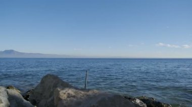 Güneşli bir günde Sirmione 'nin kayalarından Garda Gölü