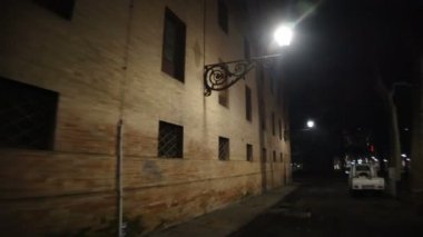 Geceleri Piazza della Vittoria 'daki vadi tiyatrosunun Reggio Emilia tarafı