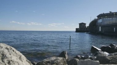 Güneşli bir günde Sirmione 'nin kayalarından Garda Gölü
