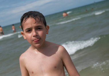 Soğuk denizle yıkanmış güzel bir İtalyan çocuğu. Yüksek kalite fotoğraf