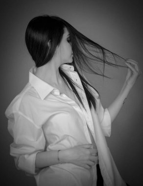 Beyaz gömlekli esmer kızın güzel portresi. Yüksek kalite fotoğraf