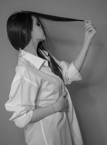 Bellissimo Ritratto Ragazza Bruna Con Camicia Bianca Foto Alta Qualità — Foto Stock