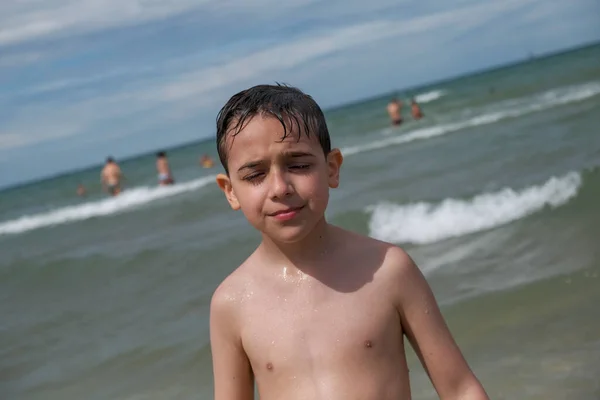 Vackert Italienskt Barn Som Badar Vid Det Kalla Havet Högkvalitativt — Stockfoto