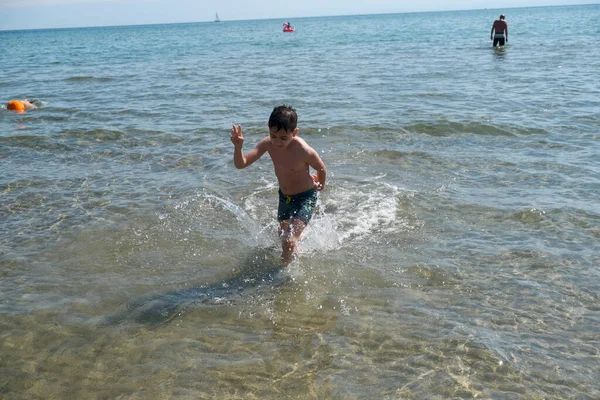 Vackert Italienskt Barn Leker Havet Högkvalitativt Foto — Stockfoto