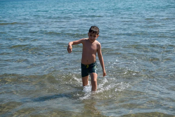 Bela Criança Italiana Brincando Mar Foto Alta Qualidade — Fotografia de Stock