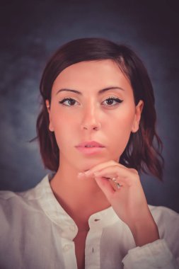 Yüzü ve beyaz gömleği yakın çekimde güzel bir kız tasvir edildi. Yüksek kalite fotoğraf