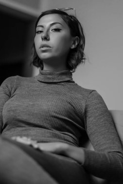  Güzel bir kız portresi yakın çekimde, yüz gözlüğü süveter ve kot pantolon giyerdi. Yüksek kalite fotoğraf