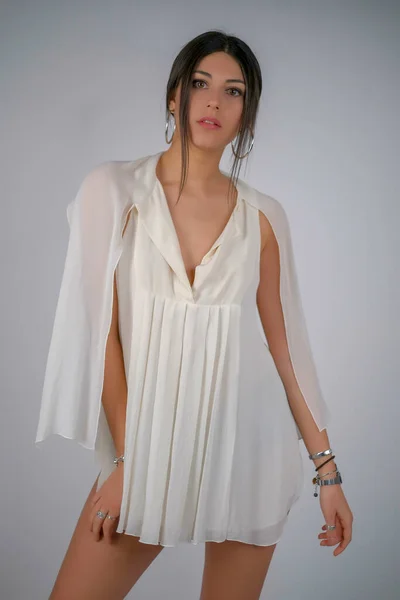 Schöne Junge Brünette Mädchen Fotostudio Mit Weißem Kurzen Kleid Hochwertiges — Stockfoto