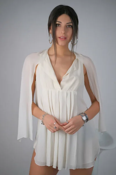 白いショートドレスの写真スタジオで美しい若いブルネットの女の子 高品質の写真 — ストック写真