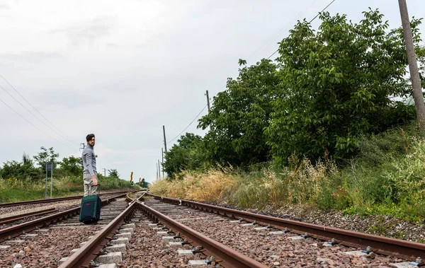 Joven Camina Las Vías Del Tren Con Maleta Del Carro — Foto de Stock