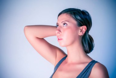 Kısa saçlı ve gri atletli güzel esmer kızın portresi. Yüksek kalite fotoğraf