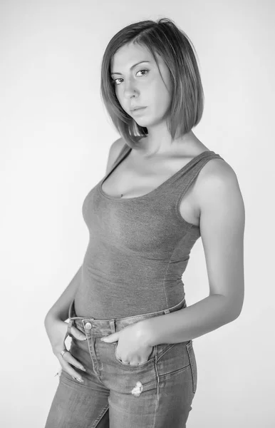 Retrato Hermosa Chica Morena Con Pelo Corto Camiseta Gris Foto —  Fotos de Stock