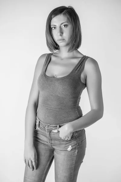 Portret Van Mooi Brunette Meisje Met Kort Haar Grijs Tanktop — Stockfoto