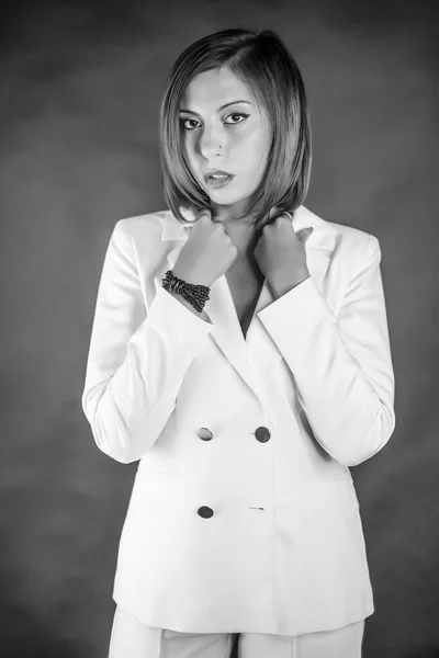 Retrato Hermosa Chica Morena Con Pelo Corto Camisa Blanca Pantalones — Foto de Stock