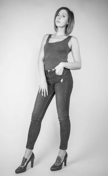 Hermosa Chica Morena Con Pelo Corto Top Gris Jeans Tacones —  Fotos de Stock