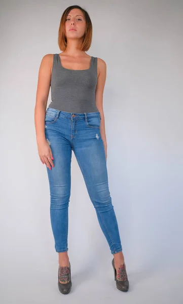 Hermosa Chica Morena Con Pelo Corto Top Gris Jeans Tacones — Foto de Stock