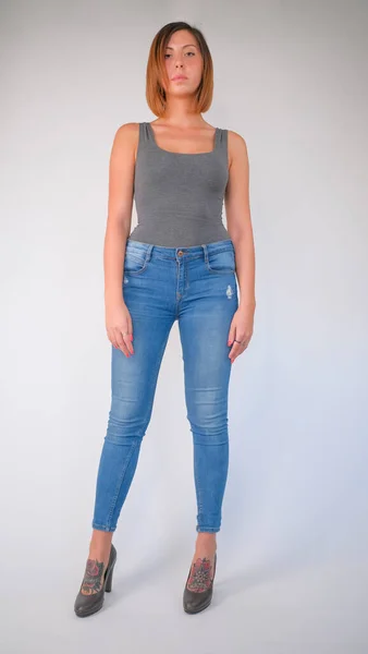 Hermosa Chica Morena Con Pelo Corto Top Gris Jeans Tacones —  Fotos de Stock