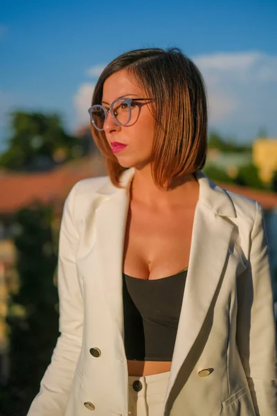 Schöne Brünette Mädchen Mit Kurzen Haaren Mit Brille Und Weißem — Stockfoto