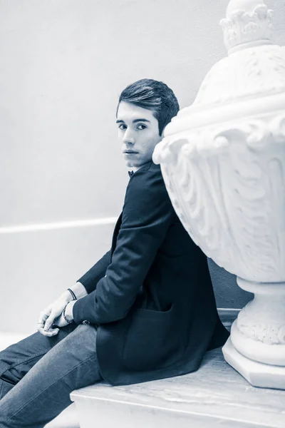 Schöner Dunkelhaariger Junge Posiert Zentrum Von Reggio Emilia Mit Elegantem — Stockfoto