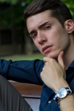 Koyu renk gömlekli güzel bir adamın portresi. Yüksek kalite fotoğraf