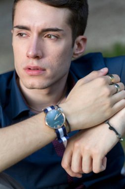 Koyu renk gömlekli güzel bir adamın portresi. Yüksek kalite fotoğraf