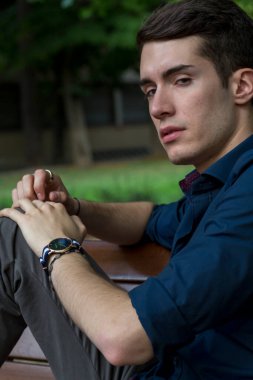 Koyu renk gömlekli güzel bir adamın portresi. Yüksek kalite fotoğraf