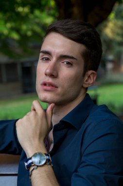 Koyu renk gömlekli güzel bir adamın portresi. Yüksek kalite fotoğraf