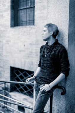 Güzel siyah saçlı çocuk, zarif gömleği ve pappillon ceketiyle Reggio Emilia 'nın ortasında poz veriyor.