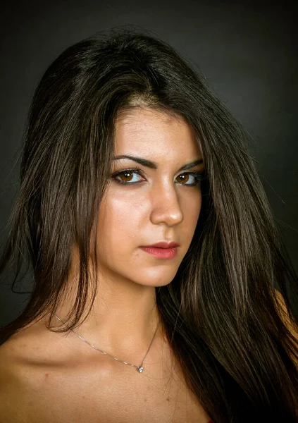 Retrato Hermosa Chica Morena Con Ojos Marrones Foto Alta Calidad —  Fotos de Stock