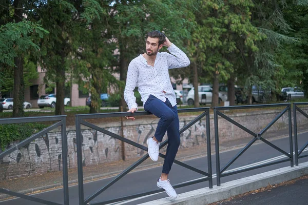 Ragazzo Caucasico Seduto Corrimano Nel Centro Della Città Foto Alta — Foto Stock