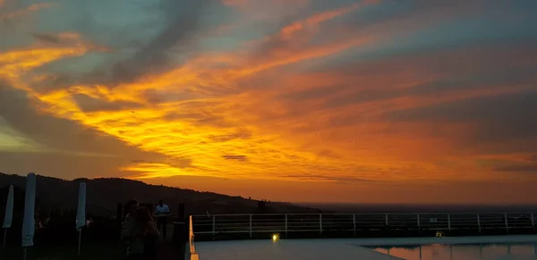 Hermosa Puesta Sol Colorido Sobre Piscina Infinita Con Colinas Foto —  Fotos de Stock