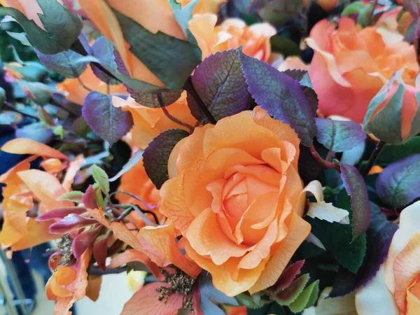 Halı gülü çiçek kumaş arka planda sahte çiçekler. Yüksek kalite fotoğraf