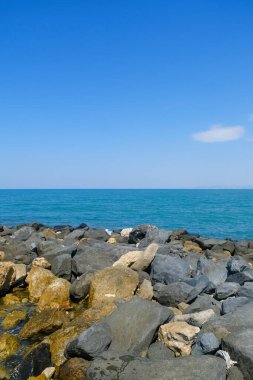 Deniz dalgaları ve mavi gökyüzü Ostia Roma 'sı olan kayalar. Yüksek kalite fotoğraf