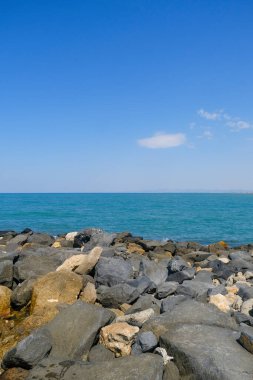 Deniz dalgaları ve mavi gökyüzü Ostia Roma 'sı olan kayalar. Yüksek kalite fotoğraf