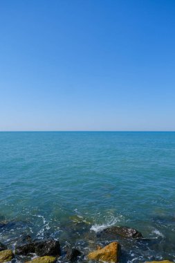 Deniz dalgaları ve mavi gökyüzü Ostia Roma 'sı olan kayalar. Yüksek kalite fotoğraf