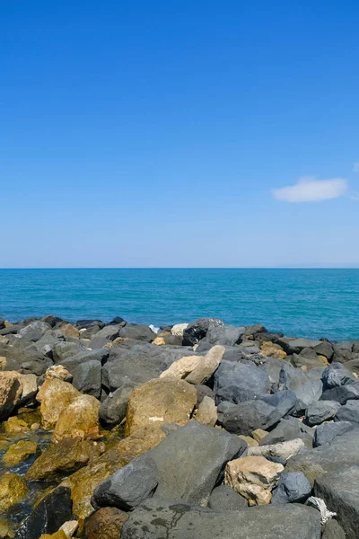 Deniz dalgaları ve mavi gökyüzü Ostia Roma 'sı olan kayalar. Yüksek kalite fotoğraf