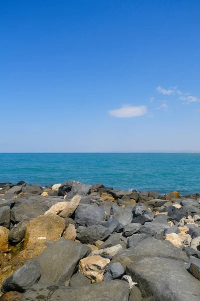 Deniz dalgaları ve mavi gökyüzü Ostia Roma 'sı olan kayalar. Yüksek kalite fotoğraf