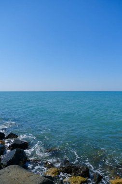 Deniz dalgaları ve mavi gökyüzü Ostia Roma 'sı olan kayalar. Yüksek kalite fotoğraf