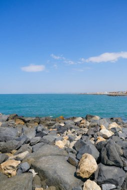 Deniz dalgaları ve mavi gökyüzü Ostia Roma 'sı olan kayalar. Yüksek kalite fotoğraf