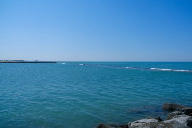 Deniz dalgaları ve mavi gökyüzü Ostia Roma 'sı olan kayalar. Yüksek kalite fotoğraf