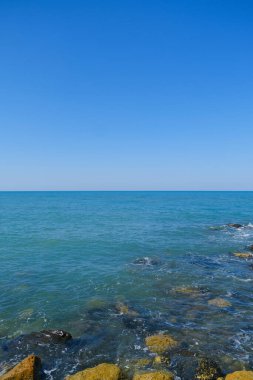 Deniz dalgaları ve mavi gökyüzü Ostia Roma 'sı olan kayalar. Yüksek kalite fotoğraf