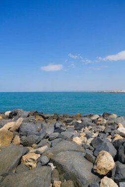 Deniz dalgaları ve mavi gökyüzü Ostia Roma 'sı olan kayalar. Yüksek kalite fotoğraf