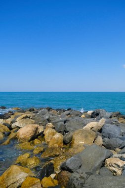 Deniz dalgaları ve mavi gökyüzü Ostia Roma 'sı olan kayalar. Yüksek kalite fotoğraf