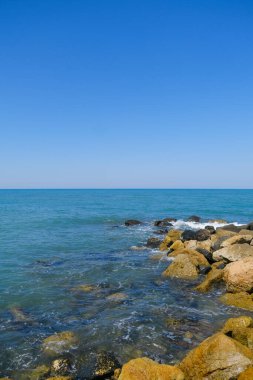 Deniz dalgaları ve mavi gökyüzü Ostia Roma 'sı olan kayalar. Yüksek kalite fotoğraf