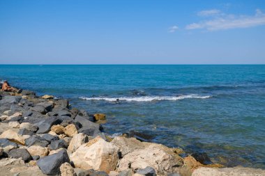 Deniz dalgaları ve mavi gökyüzü Ostia Roma 'sı olan kayalar. Yüksek kalite fotoğraf