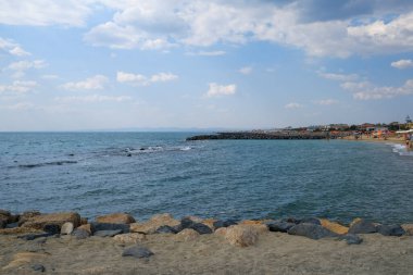 Deniz dalgaları ve mavi gökyüzü Ostia Roma 'sı olan kayalar. Yüksek kalite fotoğraf