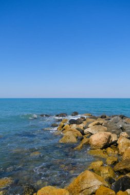 Deniz dalgaları ve mavi gökyüzü Ostia Roma 'sı olan kayalar. Yüksek kalite fotoğraf
